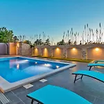 Philippo And Nika Villa