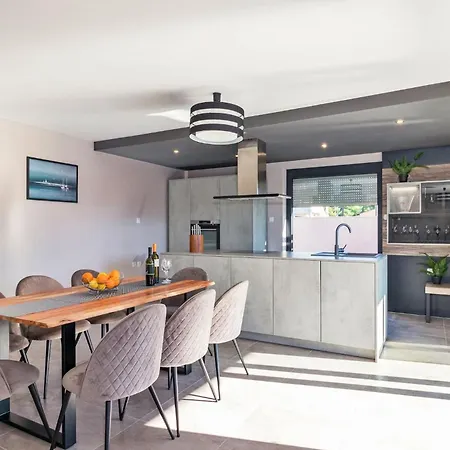 Philippo And Nika Штинян