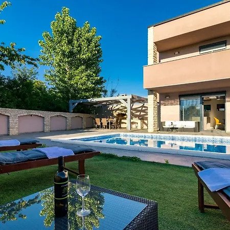 Philippo And Nika Villa *